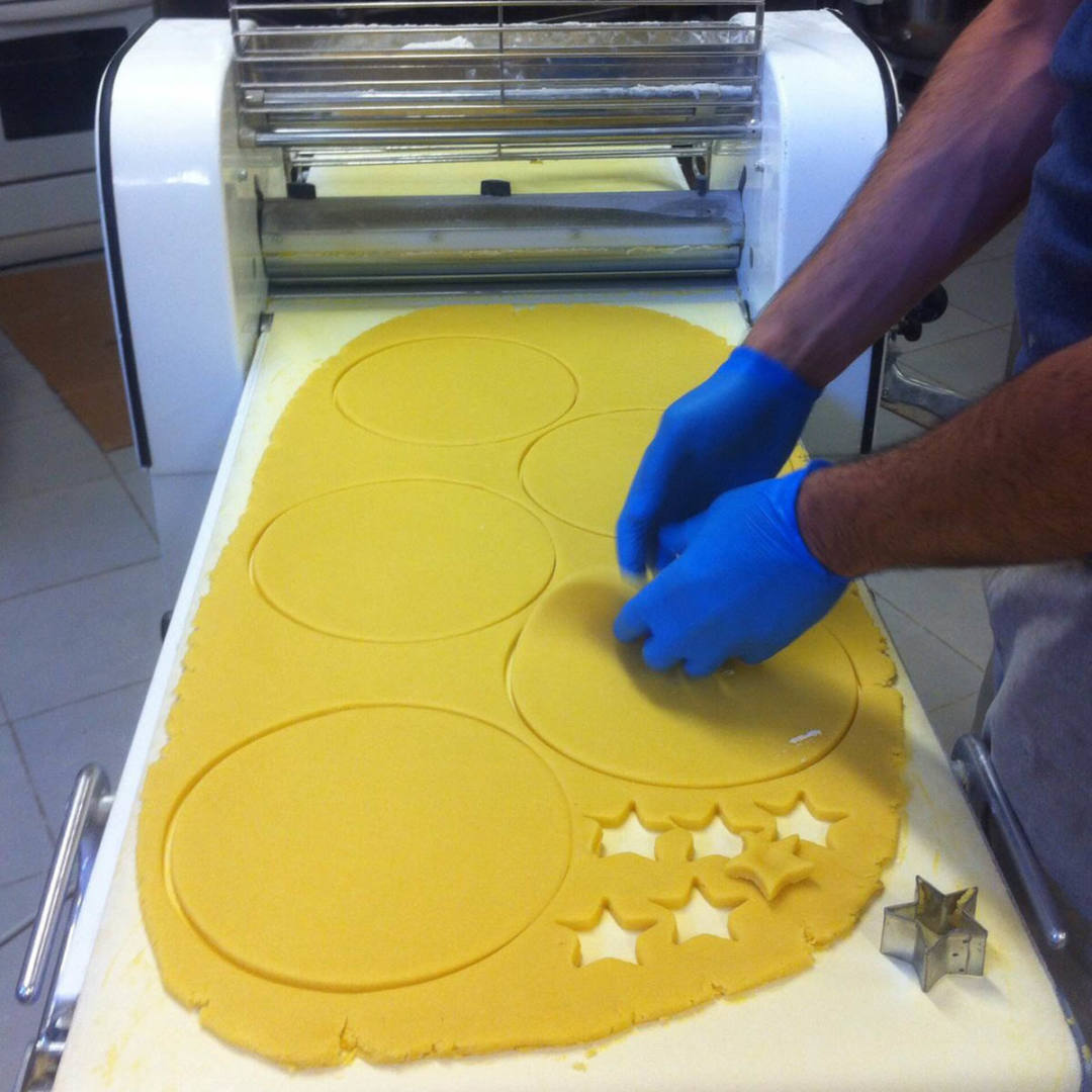 Produzione dolci nel laboratorio della Pasticceria di Sambuco